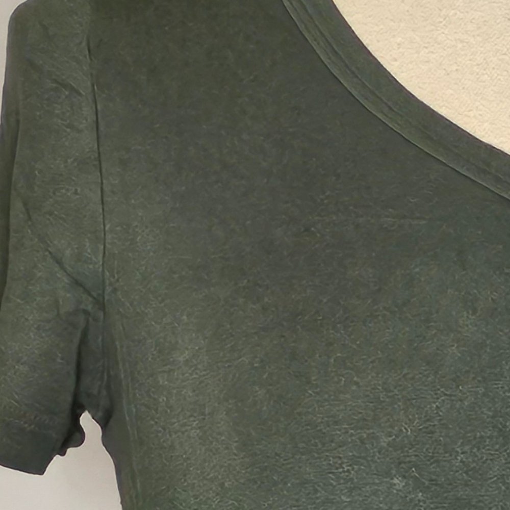 Fitted basic v-neck tee - Picture 3 of 3